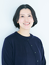 ナレーターの東万里の顔写真