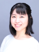 ナレーターの飯野雅子の顔写真